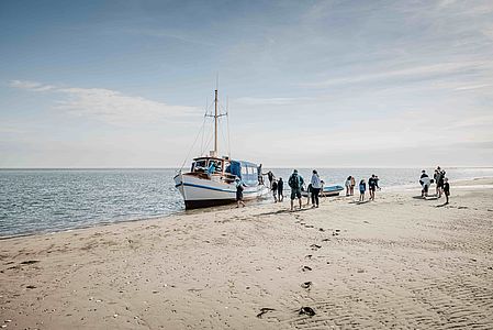 Wattenmeer Schiffsausflug Schiff mitten im Nationalpark Wattenmeer - Ausflug auf eine Sandbank im Wattenmeer